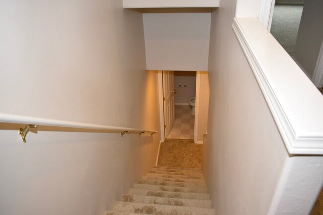 Building Photo - Gorgeous 2br/2.5ba Townhouse in Desirable ...