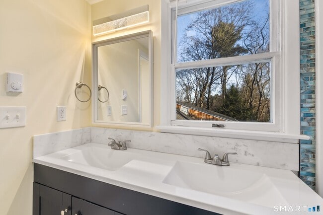 Building Photo - 85 Hicock Dr