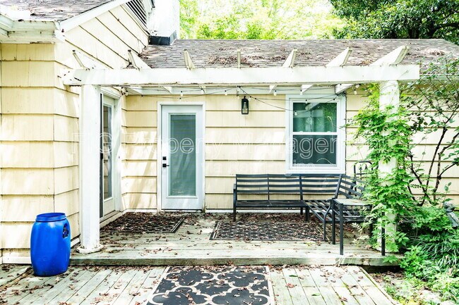 Building Photo - 3622 Hillvale Cir