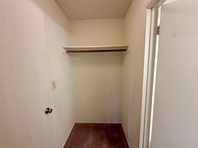 Building Photo - $500 OFF FIRST MONTH RENT!!! AVAILBLE NOW! TOP FLOOR Condo Available in Watergate Community/Emery...