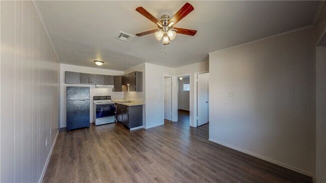 Building Photo - 206 Lynn Dr
