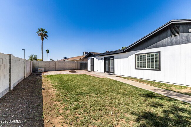 Building Photo - 7613 W Devonshire Ave