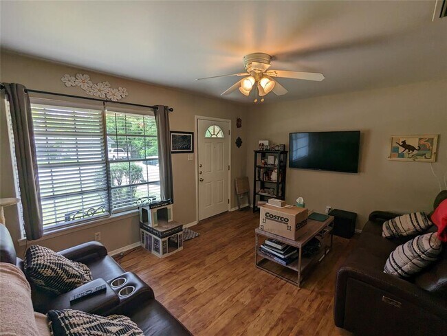 Building Photo - 1514 Glencrest Dr