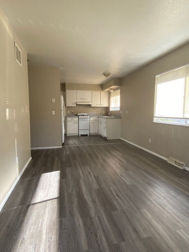 Building Photo - Yambor150