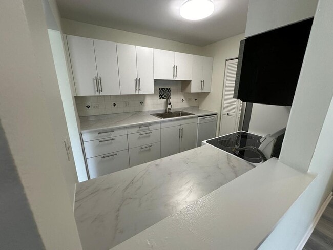Building Photo - 900 N Lakeside Dr