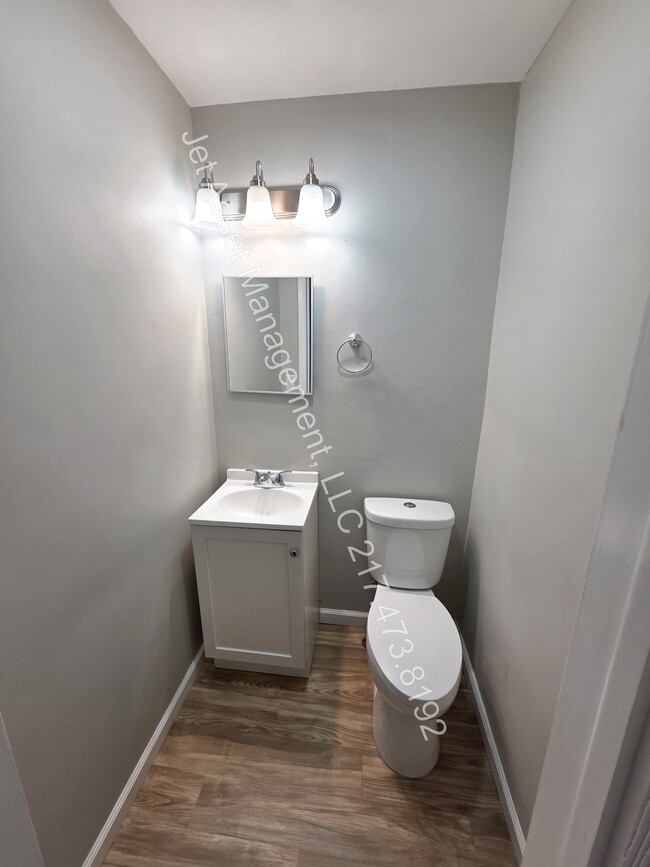 Building Photo - 3 bed, 1.5 baths, 2 car garage, fenced yard!