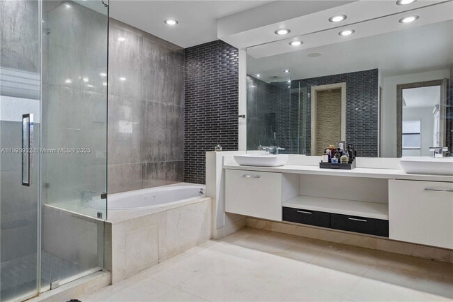 Building Photo - 9910 NW 86th Terrace