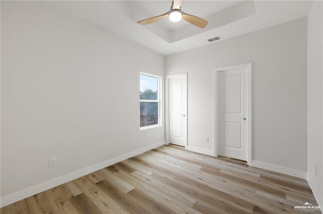 Building Photo - 17 E Solar Dr