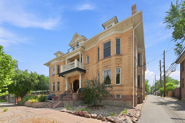 Building Photo - $1,720.95 with $300 off the first month rent, 1 Bed - 1 Bath, Condo in Denver with All Utilities ...