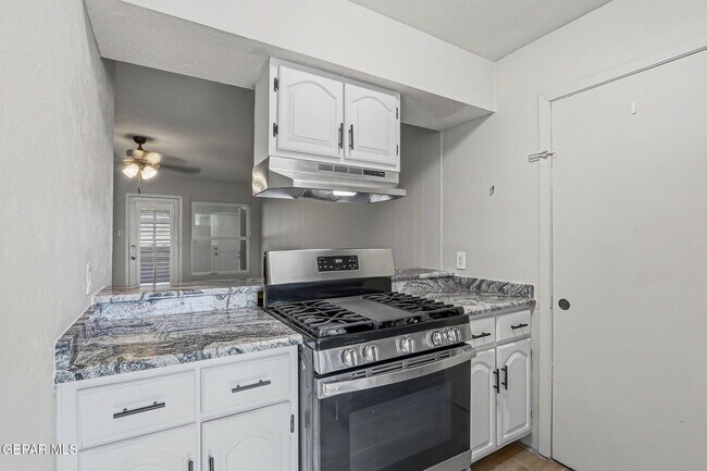 Building Photo - 2624 Lake Victoria Dr