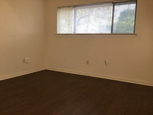 Building Photo - Beautiful 3 Bedroom Apartment. Great place...
