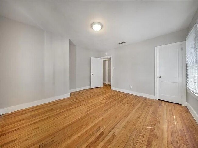 Building Photo - 2407 Juanita St