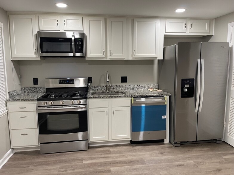 Kitchen (1/3) - 1900 Dutch Village Dr