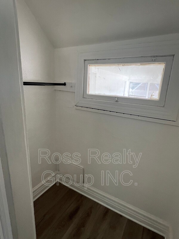 Building Photo - 1121 Delence St