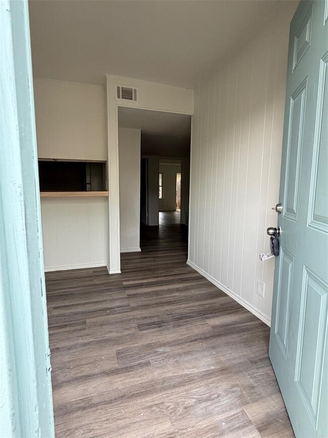 Building Photo - 1006 N Meadows Dr