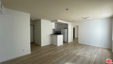 Building Photo - 420 S Harvard Blvd