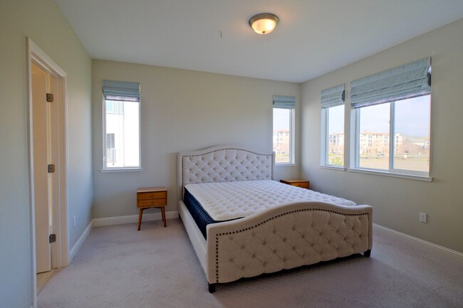 Building Photo - Furnished or Unfurnished 3 Bedroom, 2.5 Ba...