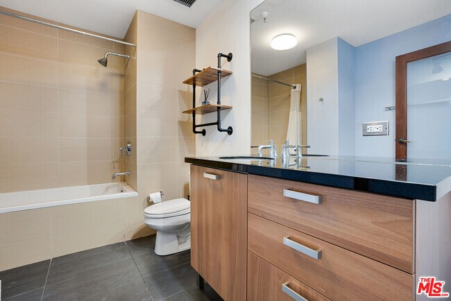 Building Photo - 460 S Spring St