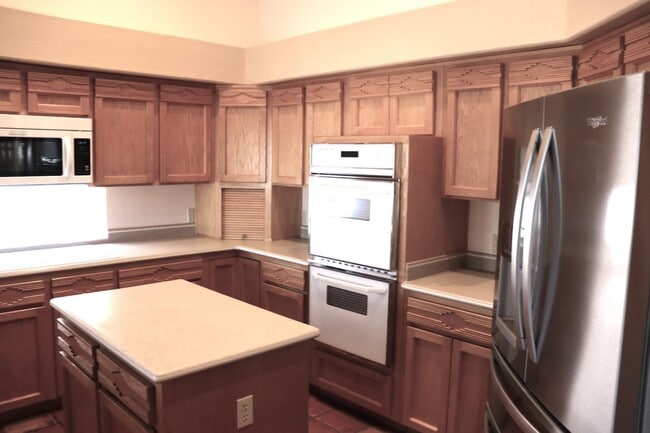 Building Photo - Golf Course Location