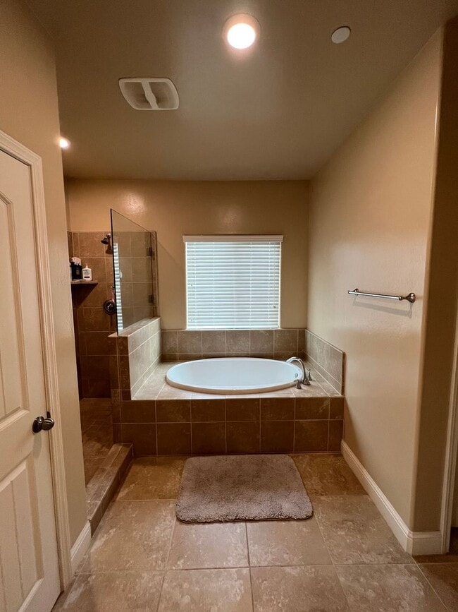 Building Photo - Southwest 4 bedroom Home