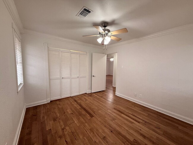 Building Photo - 204 Meadow Ln