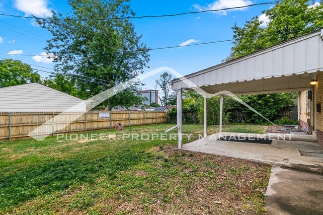 Building Photo - Spacious Home with Washer/Dryer and Fenced Yard