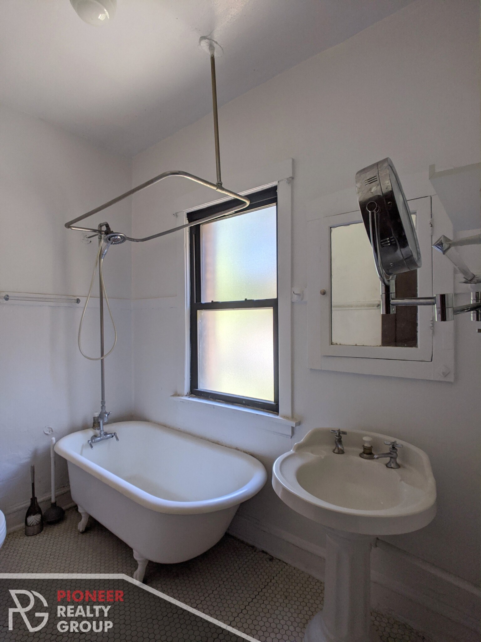 Building Photo - 2421 N Sawyer Ave