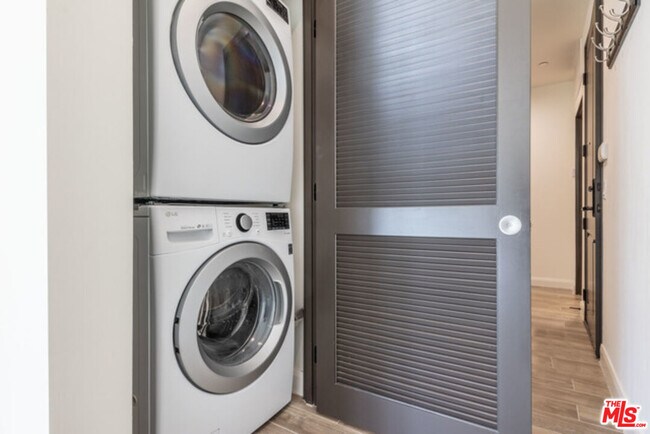 Building Photo - 859 S Lucerne Blvd