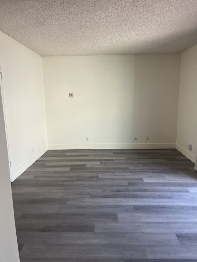 Building Photo - Beautiful Newly Remodeled 3 Bedroom 2 Bath...