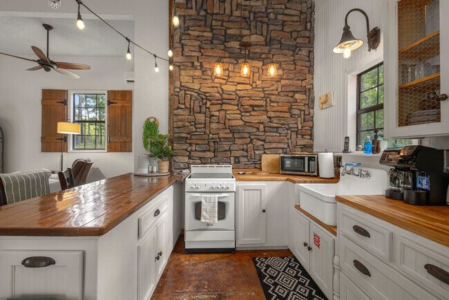 Building Photo - 10583 Two Girls Ln