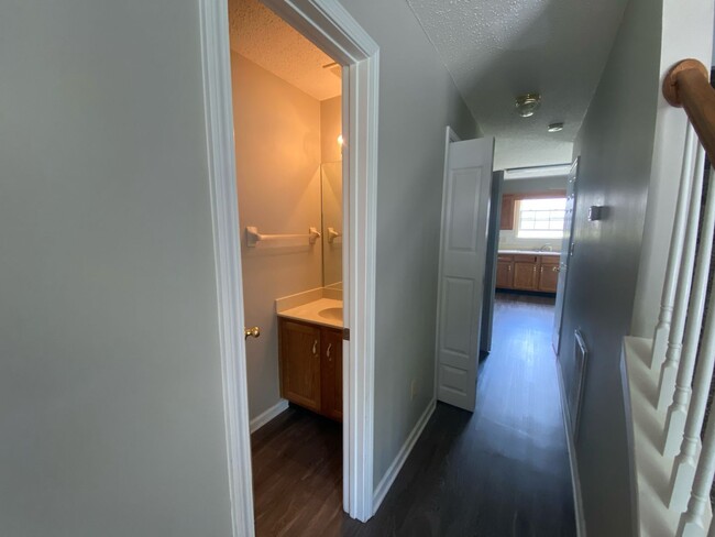 Building Photo - Renovated Columbia Townhome!!