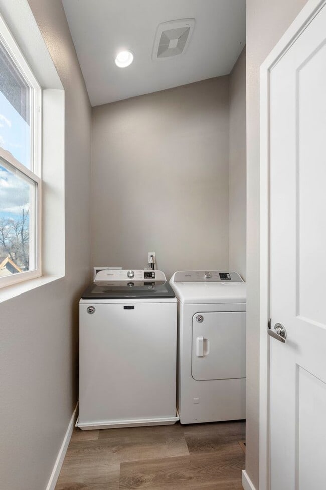 Building Photo - Modern Midtown Living
