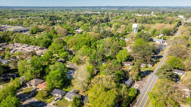 Building Photo - 715 Oakwood