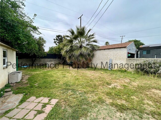 Building Photo - Charming 3 Bed/2 Bath NE Bakersfield Home w/ RBP & $0 Deposit Option