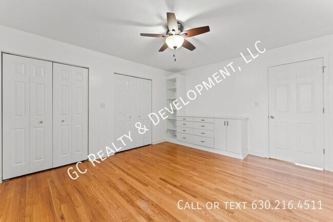 Building Photo - 6429 N Damen Ave