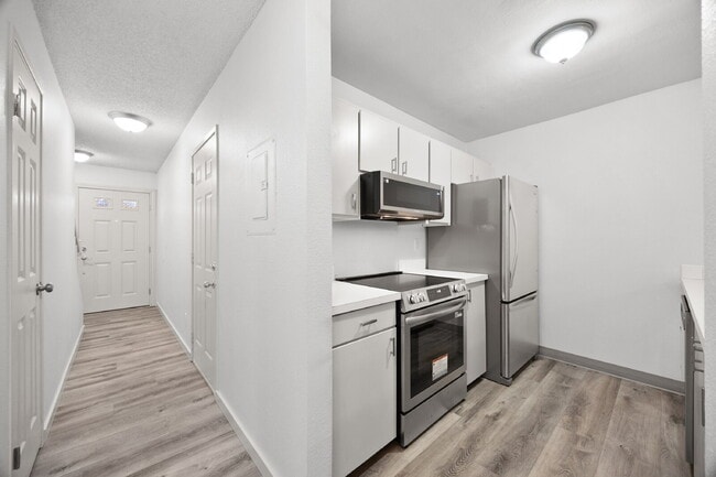 Building Photo - Charming Auburn Townhouse: 2-Bed, 1.5-Bath Gem with 1025 Sq. Ft. of Modern Living! Note 2nd bedro...