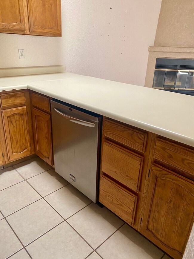 Building Photo - 2032 Camelot Dr