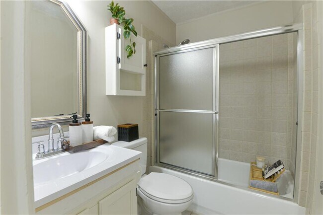 Building Photo - 736 Regina Ct NW