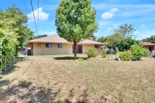 Building Photo - 8701 Clarewood Dr