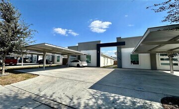 Building Photo - 12 S Colt Ln