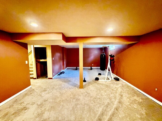 Building Photo - Spacious 3 Bedroom 2 Bathroom Home - Large Backyard!