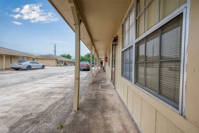 Building Photo - 8430 Round Rock Dr