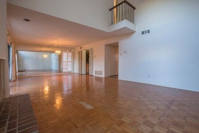Building Photo - 6461 Southpoint Dr