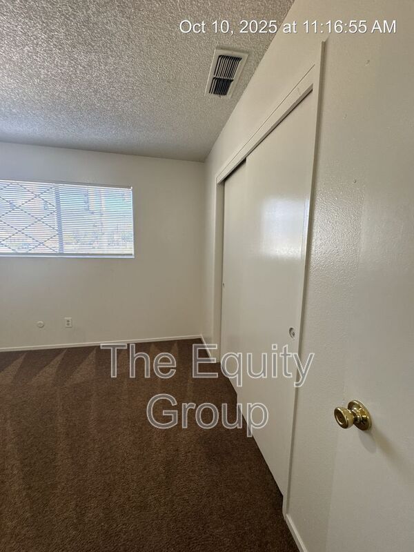 Building Photo - 2837 W Walnut Ave