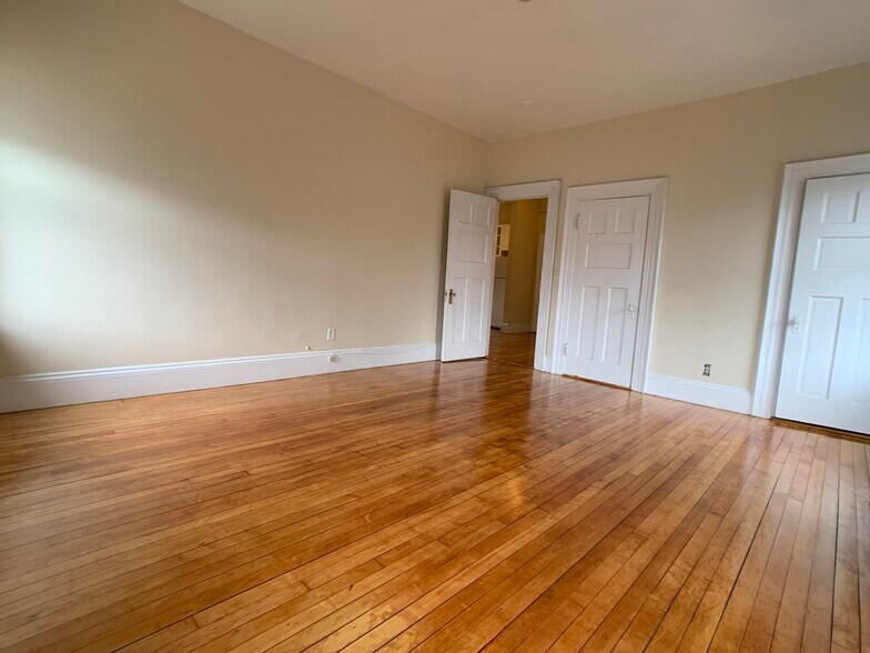 Building Photo - 456 Park Dr