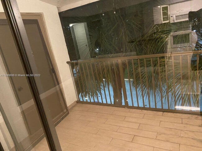 Building Photo - 570 S Park Rd