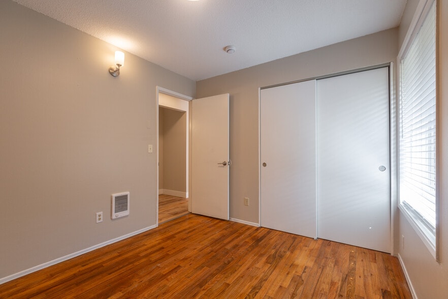 Building Photo - 2531 SE 27th Ave