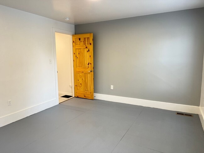 Building Photo - ACCEPTING SECTION 8 - Spacious 3 Bedroom 2 Bathroom Home in Columbia!