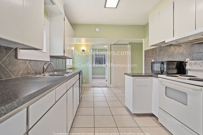 Building Photo - Charming Three Bedroom Home in Hazelwood!