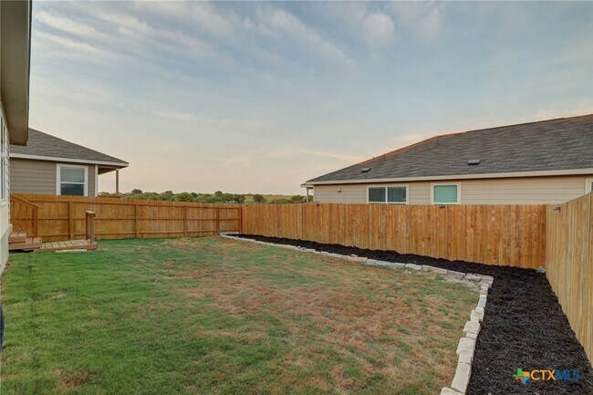 Building Photo - 1945 Redstart